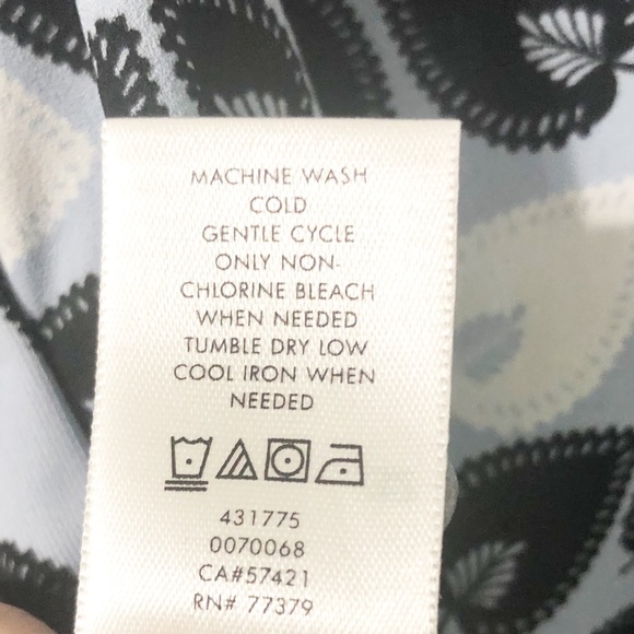 Ann Taylor Petites Three Quarter Sleeve V-neck Front Career Leaf Motif Blouse - Picture 6 of 6